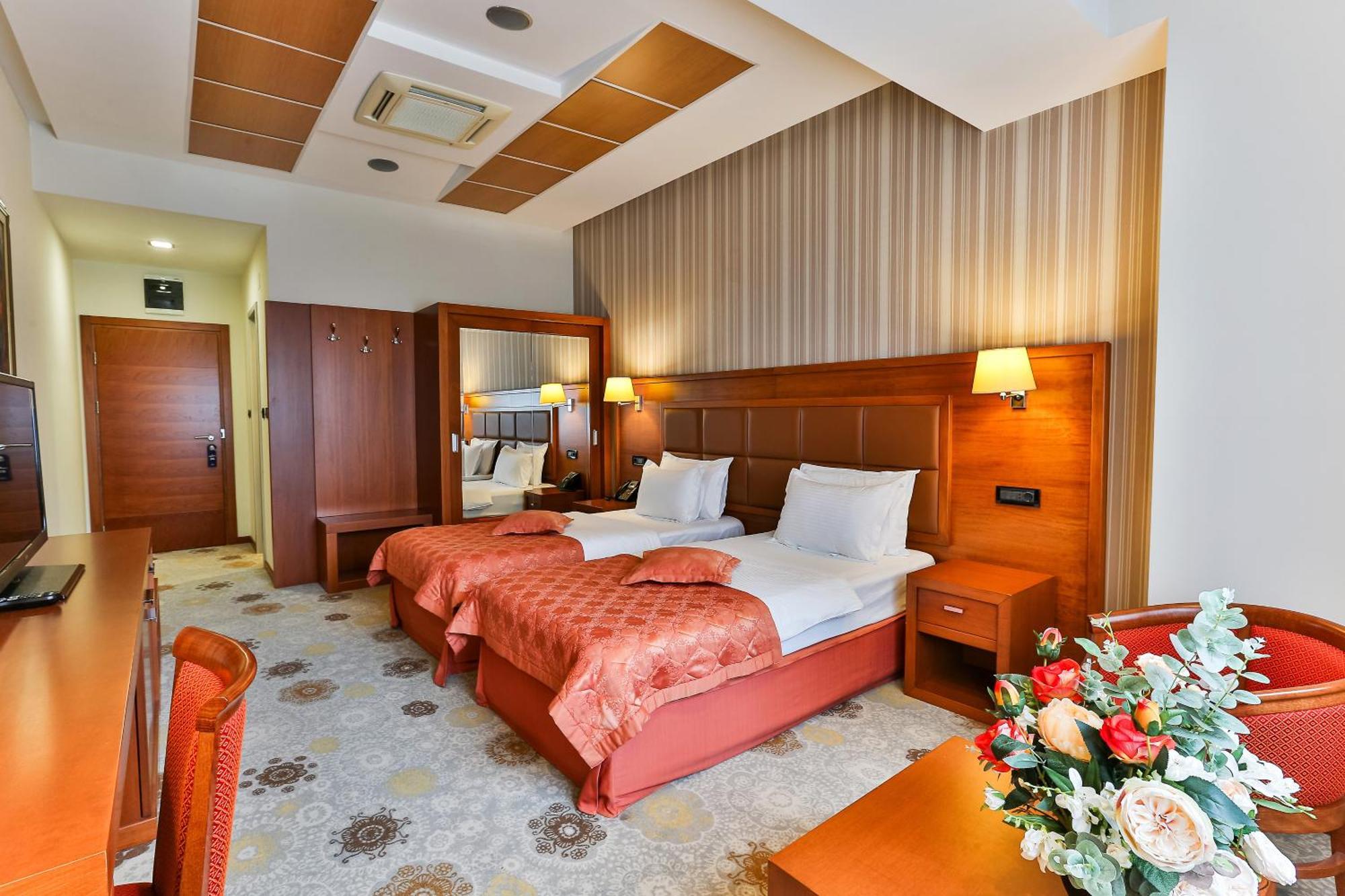 Kings Park Hotel Подгорица Экстерьер фото